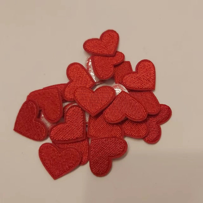 Lot de 20 petites écusson thermocollante en forme de coeur, étoiles et couleurs mélangées, d'environ 2-3 cm Rouge