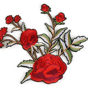 Peut inclure: Patch brodé de roses rouges avec des feuilles et des tiges vertes. Le patch est parfait pour ajouter une touche de charme floral aux vêtements, aux sacs ou à d'autres accessoires.