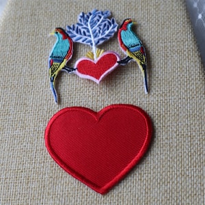 Lot de 2 pièces 40 pièces coeur rouge oiseau brodé fer sur patch accessoire pour cheveux bricolage Saint-Valentin environ 5-6 cm environ 2 pouces