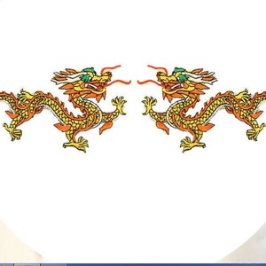 Peut inclure: Deux dragons dorés se faisant face, avec des accents rouges et verts, sur un fond blanc.