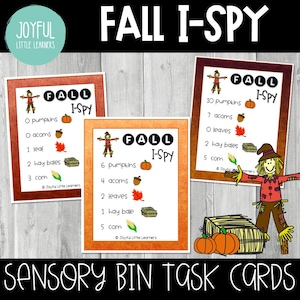 Könnte beinhalten: Drei Herbst-I-Spy-Aufgabenkarten mit einer Vogelscheuchen-Illustration. Jede Karte zeigt eine andere Reihe von Herbstgegenständen zum Finden, wie Kürbisse, Eicheln, Blätter, Heuballen und Mais. Der Text "Fall I-Spy" ist prominent dargestellt.