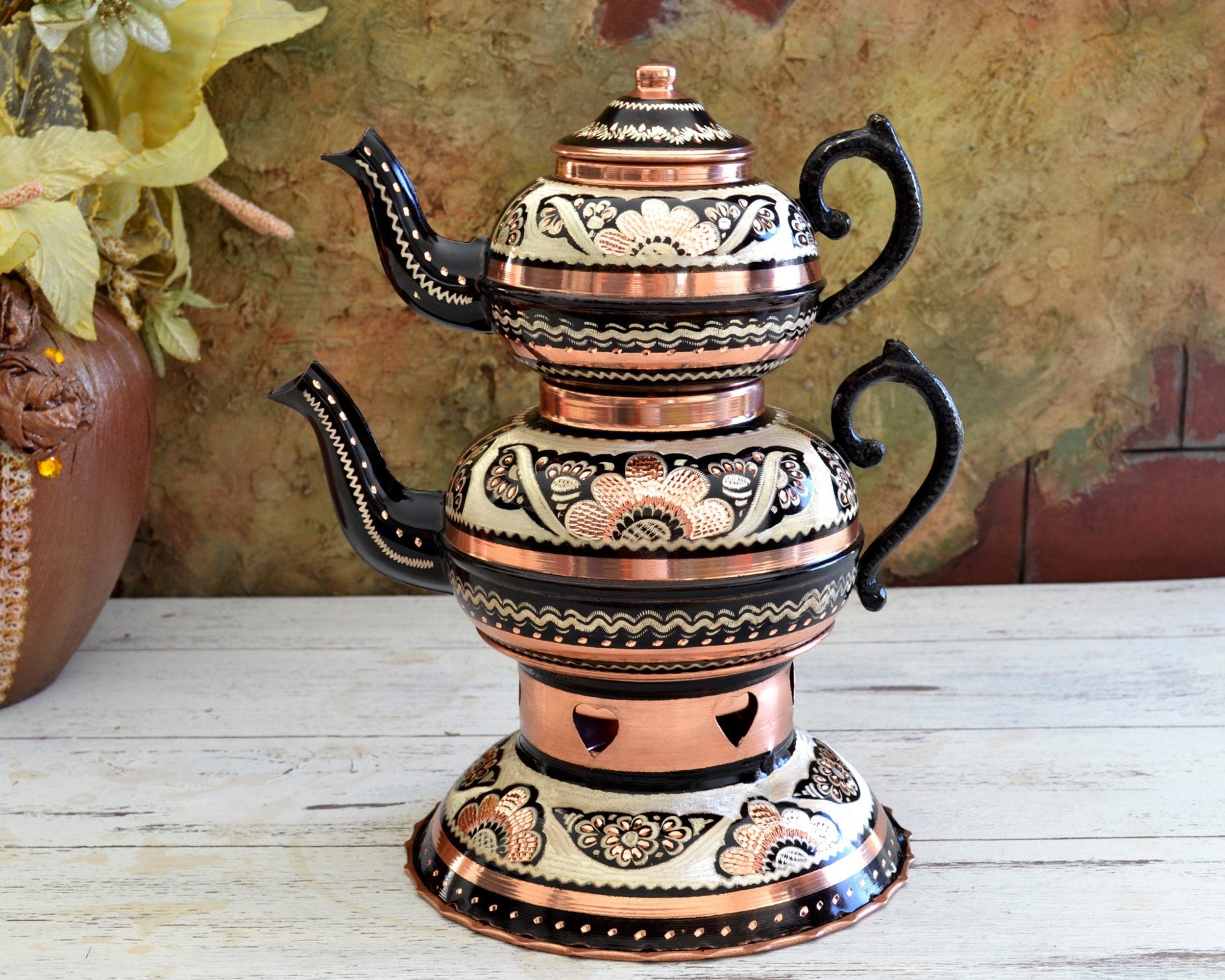 Foco selectivo de tetera turca de cobre grabado tetera tradicional turca  con teteras dobles en un puesto con carbones en un café vapor de tiro  vertical saliendo de la boquilla de la
