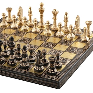 Peut inclure: Un jeu d'échecs complet avec des pièces dorées et noires sur un échiquier doré et noir. Les pièces d'échecs sont disposées sur le plateau, prêtes à jouer. Le plateau est encadré d'une bordure en bois foncé.
