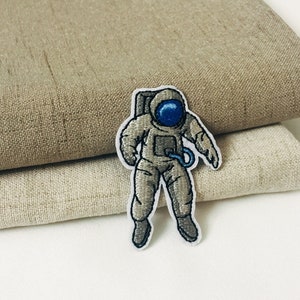 Lirrle tiny spaceman, astronaute patch, fer sur patch, patch brodé, coudre sur patch, applique, image 1