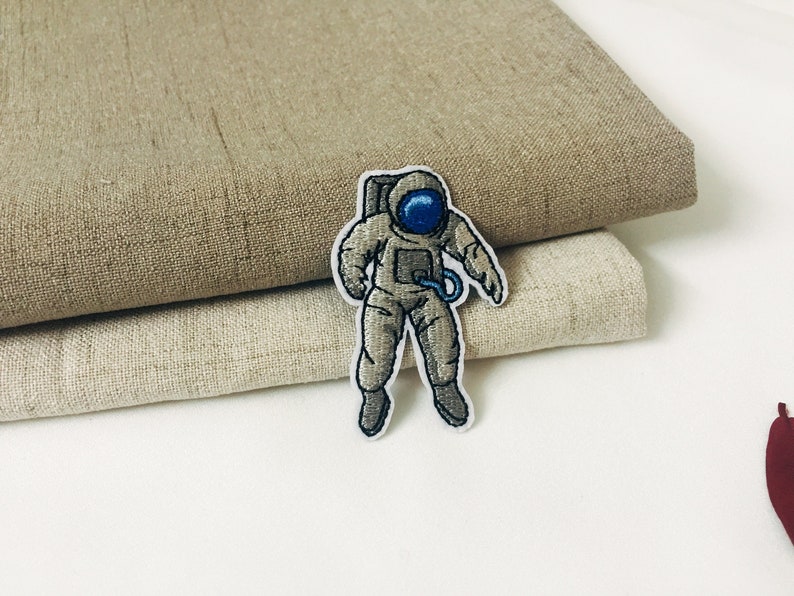 Lirrle tiny spaceman, astronaute patch, fer sur patch, patch brodé, coudre sur patch, applique, image 1