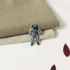 Lirrle tiny spaceman, astronaute patch, fer sur patch, patch brodé, coudre sur patch, applique, image 2