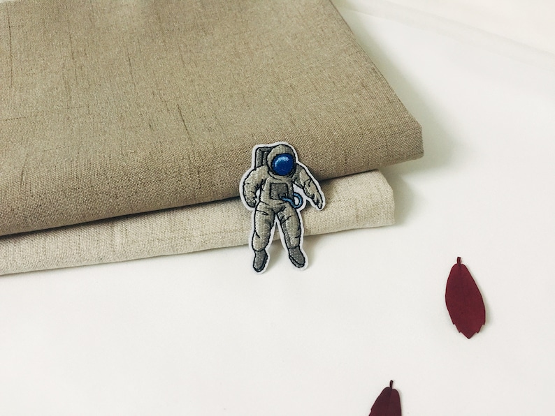Lirrle tiny spaceman, astronaute patch, fer sur patch, patch brodé, coudre sur patch, applique, image 2