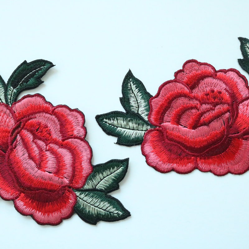 Embroidered Rose Flower Patch: Iron On Sew On Appliqué Badge (5.5cm X 9cm - Foto 3