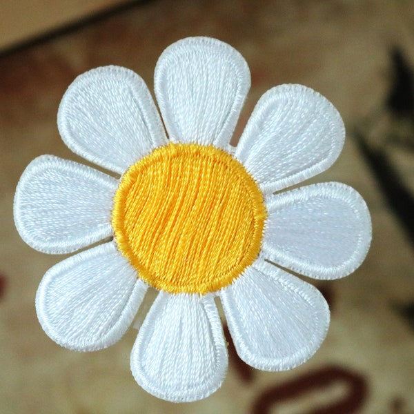 daisy flower,white flower,iron on patch ,embroidered patch,sew on patch,applique,