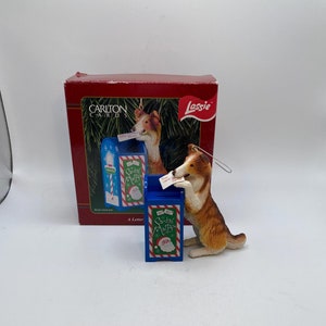 ヴィンテージ 1998 カールトン カード ラッシー クリスマス ツリー オーナメント - サンタへの手紙 - オリジナル ボックスとパッケージ入り