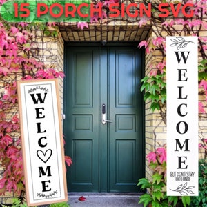 Puede incluir: Carteles verticales para porche con la palabra "WELCOME" en letras negras. Un letrero tiene detalles de corazón y flores, el otro tiene detalles de hojas. Los letreros se muestran frente a una puerta verde con un fondo de pared de ladrillo.