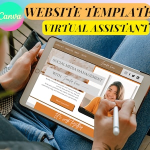 Può includere: Un modello di sito web per un'assistente virtuale specializzata nella gestione dei social media. Il modello presenta una foto di una donna sorridente con il testo "Gestione dei social media con Jennifer Kore" e un pulsante di invito all'azione che dice "Lavoriamo insieme".