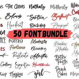 Peut inclure: Une collection de 50 styles de polices affichés dans un graphique avec une bannière rouge qui dit "50 FONT BUNDLE". Les polices sont affichées dans une variété de styles, y compris l'écriture cursive, sans empattement et avec empattement.