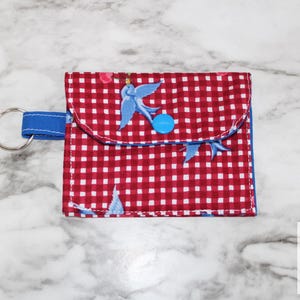 Pájaro azul sobre cuadros rojos / Mini llavero de tarjetero hecho a mano - 2 bolsillos / Tela 100 % algodón