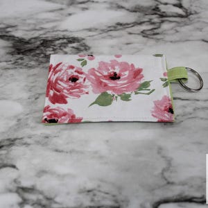 Mini llavero con tarjetero de rosas rosadas, hecho a mano, con 2 bolsillos, 100 % algodón