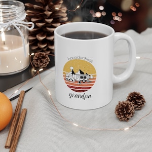 Boondocking Opa - Camp Site - Weiße Keramik Tasse 11oz