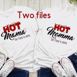 Op de afbeelding: Twee witte T-shirts met de tekst "HOT Mama the flash is silent" in rode en zwarte letters. De shirts liggen op een houten oppervlak met een paar witte sneakers en een blauwe jeans.