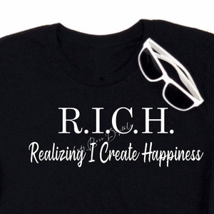 Könnte beinhalten: Schwarzes T-Shirt mit weißem Text, der "R.I.C.H. Realizing I Create Happiness" lautet.