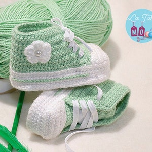 Handmade crochet baby shoes. Different crochet baby shoes. Original gifts for baby. Original baby shoes