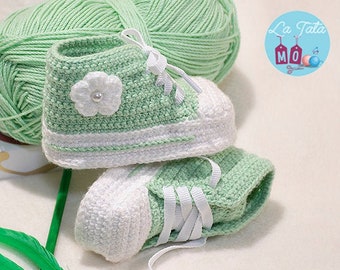 Handmade crochet baby shoes. Different crochet baby shoes. Original gifts for baby. Original baby shoes