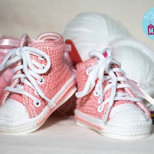 Handmade crochet baby shoes. Different crochet baby shoes. Original gifts for baby. Original baby shoes