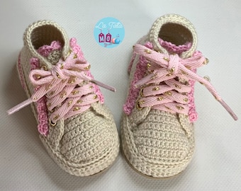 Handmade crochet baby shoes. Different crochet baby shoes. Original gifts for baby. Original baby shoes