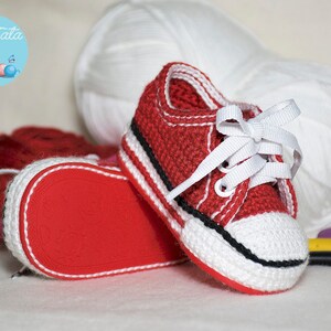 Handmade crochet baby shoes. Different crochet baby shoes. Original gifts for baby. Original baby shoes