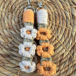 Daisy Keychain, Macrame Mini Wristlet, Flower Decor, Boho Keychain, Mini Lanyard, Key Accessories, Gift for her, Gift for teen, Key Chain image 8