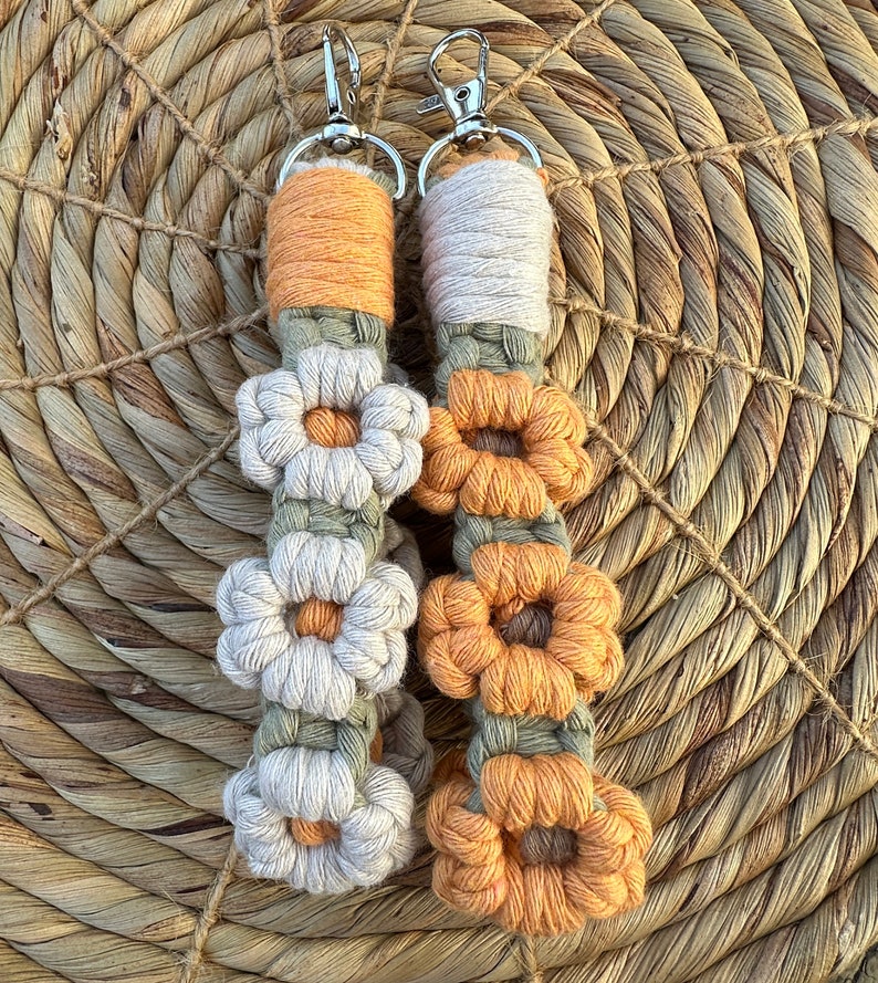 Daisy Keychain, Macrame Mini Wristlet, Flower Decor, Boho Keychain, Mini Lanyard, Key Accessories, Gift for her, Gift for teen, Key Chain image 8