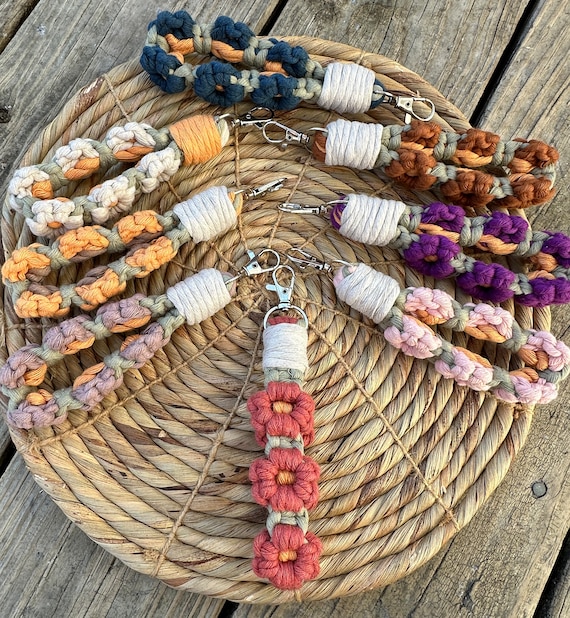 Daisy Keychain, Macrame Mini Wristlet, Flower Decor, Boho Keychain, Mini Lanyard, Key Accessories, Gift for her, Gift for teen, Key Chain