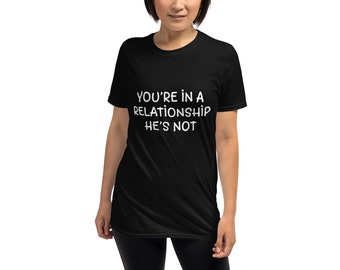 Estás en una relación / Camiseta unisex / Él no está