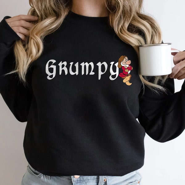 Disney Grumpy Dwarf Blancanieves Grumpy apoyado en el nombre Banner camiseta unisex camiseta para adultos camiseta para niños regalo para cumpleaños sudadera con capucha camiseta para niños pequeños