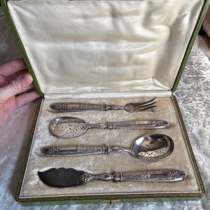 Antieke Franse zilveren hors-d'oeuvre-serveerset - Orfèvrerie Maillard Paris c. 1905 - 4 stuks in originele vergulde kast - Massief zilver en hoogglans