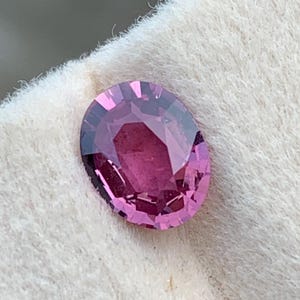 Natürlicher Madagaskar Pink Saphir: 0.95 Karat Oval Edelstein