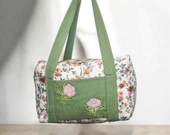 刺繍入り花柄キルティングメイクアップバッグ（ストラップ付き）