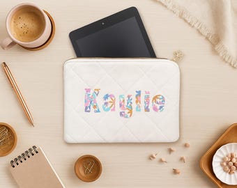 パーソナライズされた刺繍入り花柄ラップトップスリーブ：キルティング加工のカスタムテックプロテクター