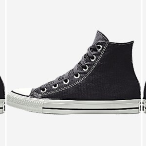 Pu&ograve; includere: Scarpe Converse alte nere con cuciture bianche e suola in gomma bianca. Il logo Converse &egrave; visibile sul lato della scarpa.