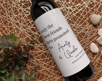 Puede incluir: Una etiqueta de botella de vino blanco con texto negro que dice "only the best friends gets promoted to Aunty & Uncle Baby Renna Arriving May 2024".