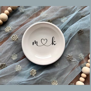 Verlobungsgeschenk für Paar, Geschenk für sie, personalisiertes Geschenk für Braut, Geschenkringhalter, Schmuckteller für sie, Eheringhalter