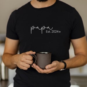Papa Est 2024 Father&#39;s Day t-shirt, Daddy t-shirt, daddy to be t-shirt, custom father&#39;s day gift, dad love