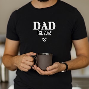 Dad Est 2023 Father&#39;s Day t-shirt, Daddy t-shirt, daddy to be t-shirt, custom father&#39;s day gift, dad love