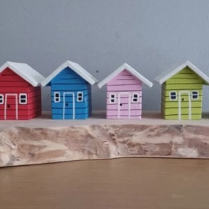 Sechs Strandhütten auf einem natürlichen Holzsockel Ornament Geschenk 30 cm lang Küstenthema NEU Versandkostenfrei