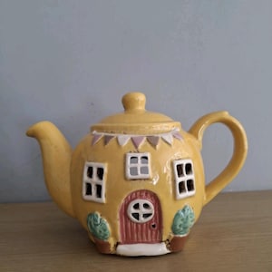 Yellow Tea Pot House Tea Light Holder Ceramic Gift by Quay Traders 13cm Tall New Free UK Postage