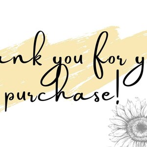 Pu&ograve; includere: Sfondo bianco con la scritta "Thank you for your purchase!" in corsivo nero. Una pennellata giallo chiaro &egrave; dietro il testo. Un'illustrazione di girasole in bianco e nero si trova nell'angolo in basso a destra.