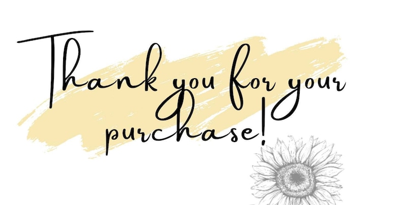 Pu&ograve; includere: Sfondo bianco con la scritta "Thank you for your purchase!" in corsivo nero. Una pennellata giallo chiaro &egrave; dietro il testo. Un'illustrazione di girasole in bianco e nero si trova nell'angolo in basso a destra.