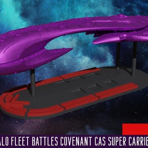 以下が含まれることがあります： 紫色のHalo Fleet Battles Covenant CAS Super Carrierモデル。宇宙船モデルは、赤と黒のベースが付いた黒いスタンドの上にあります。背景は星空の宇宙シーンです。