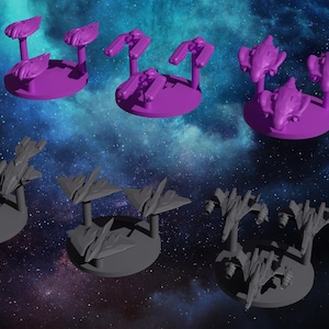 Könnte beinhalten: Eine Sammlung von Miniatur-Raumschiffmodellen in Lila und Grau. Die lila Modelle haben ein futuristisches Design, während die grauen Modelle ein robusteres Aussehen haben. Alle Modelle sind auf kreisförmigen Sockeln montiert.