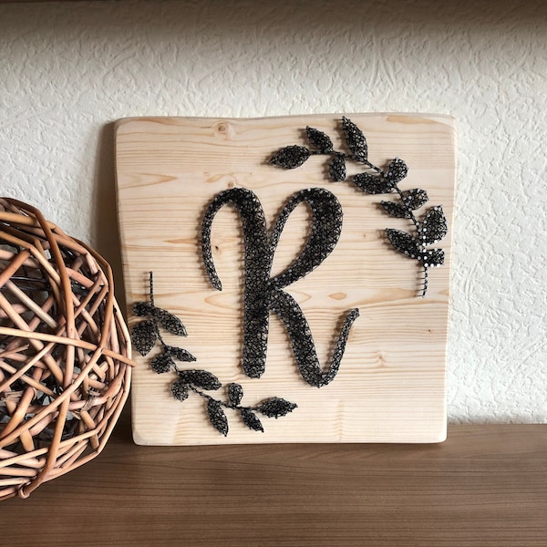 String Art "Buchstabe" auf Holz - Fadenbild