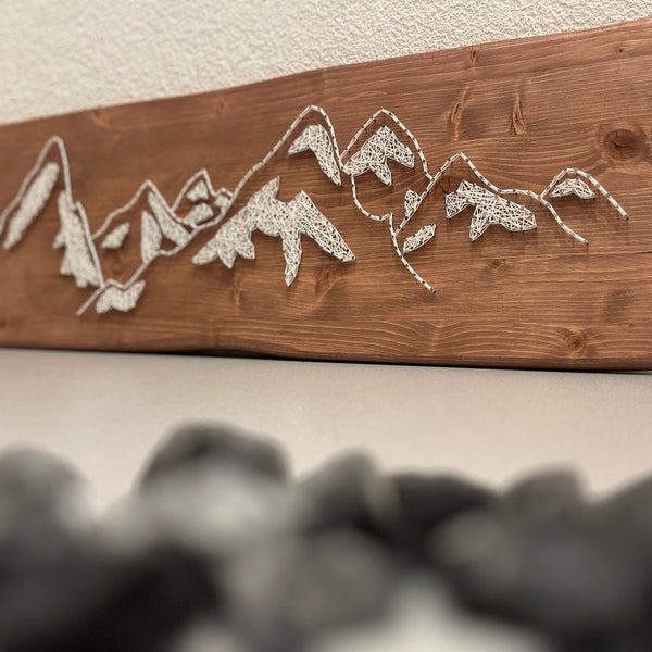 String Art "Berge" auf Holz - Fadenbild