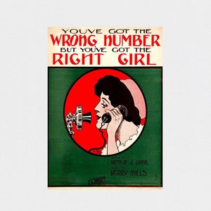 Puede incluir: Una portada de partitura musical vintage con fondo verde y un círculo rojo que presenta a una mujer hablando por un teléfono de disco. El texto en la portada dice "You've got the wrong number but you've got the right girl." La música es de Arthur J. Lamb y Kerry Mills.